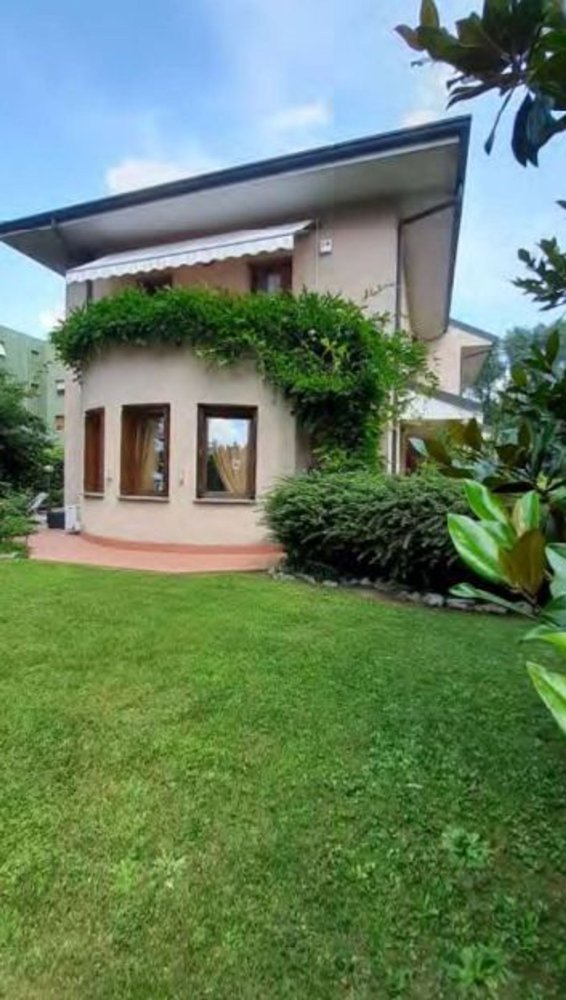 Villa de 4 divisões em Arese, Italy N.º 96324
