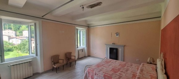 5 rooms Apartment in Camporgiano, Italy No. 148871 11