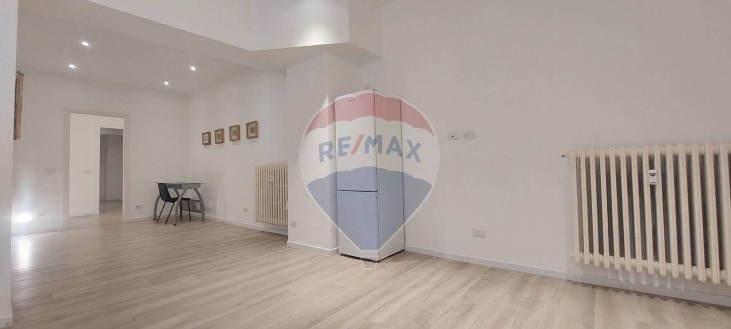 3 rooms Apartment in Milan, Italy No. 310615