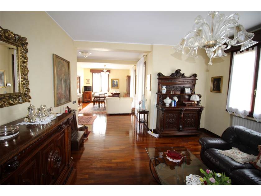 6 rooms House in Castellarano, Italy No. 387346