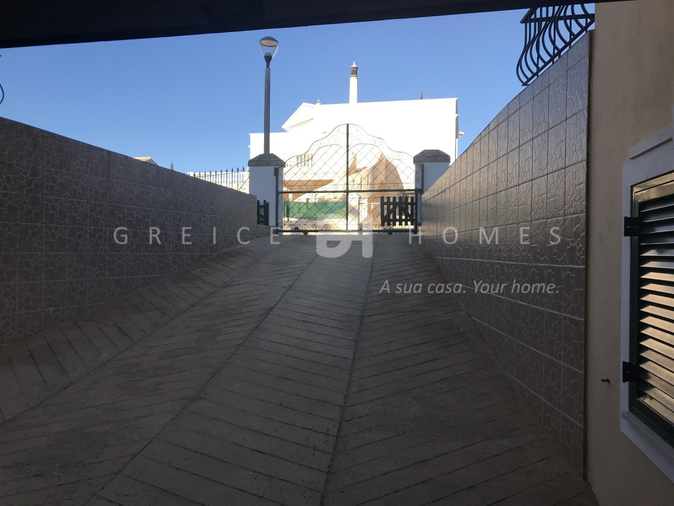 6 bedrooms Villa in Quarteira, Portugal No. 15981