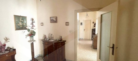 3 bedrooms Apartment in Bari, Italy No. 33829 2
