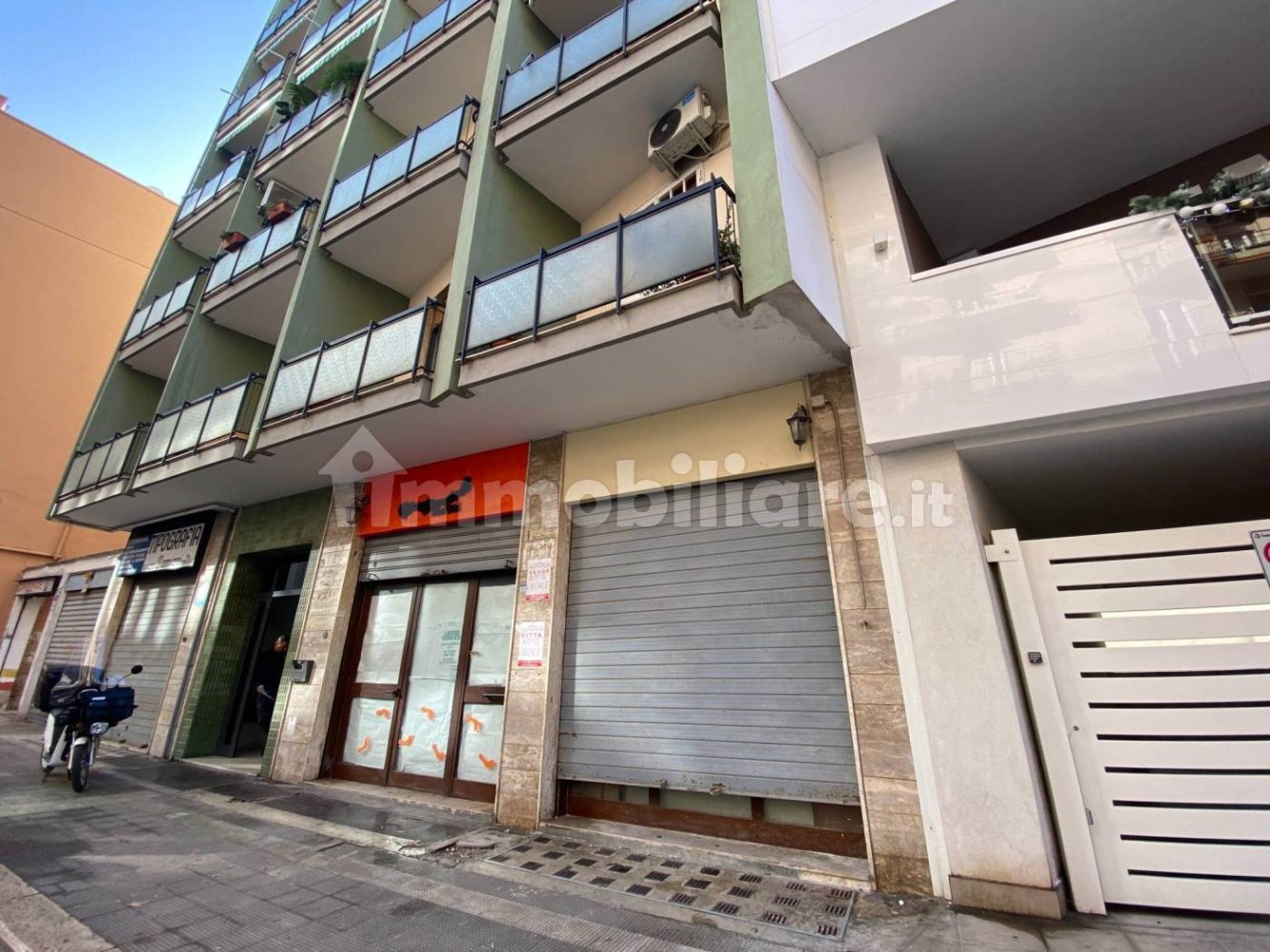 2 rooms Commercial property in Bari, Italy No. 261854