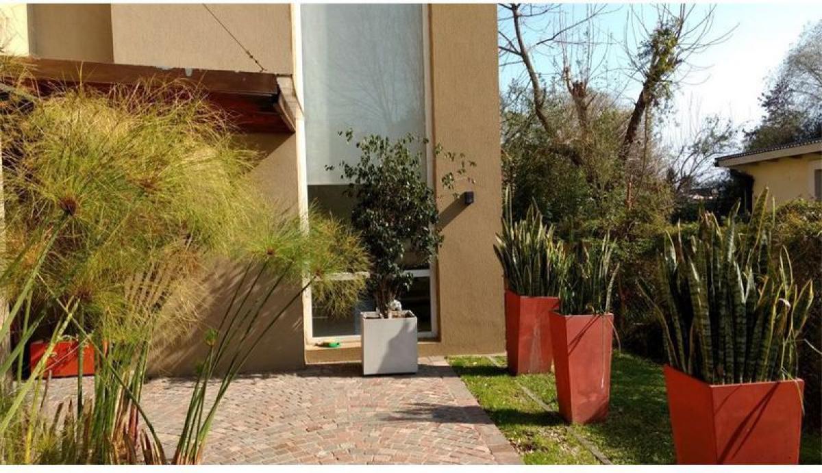 3 bedrooms House in Malvinas Argentinas, Argentina No. 3191