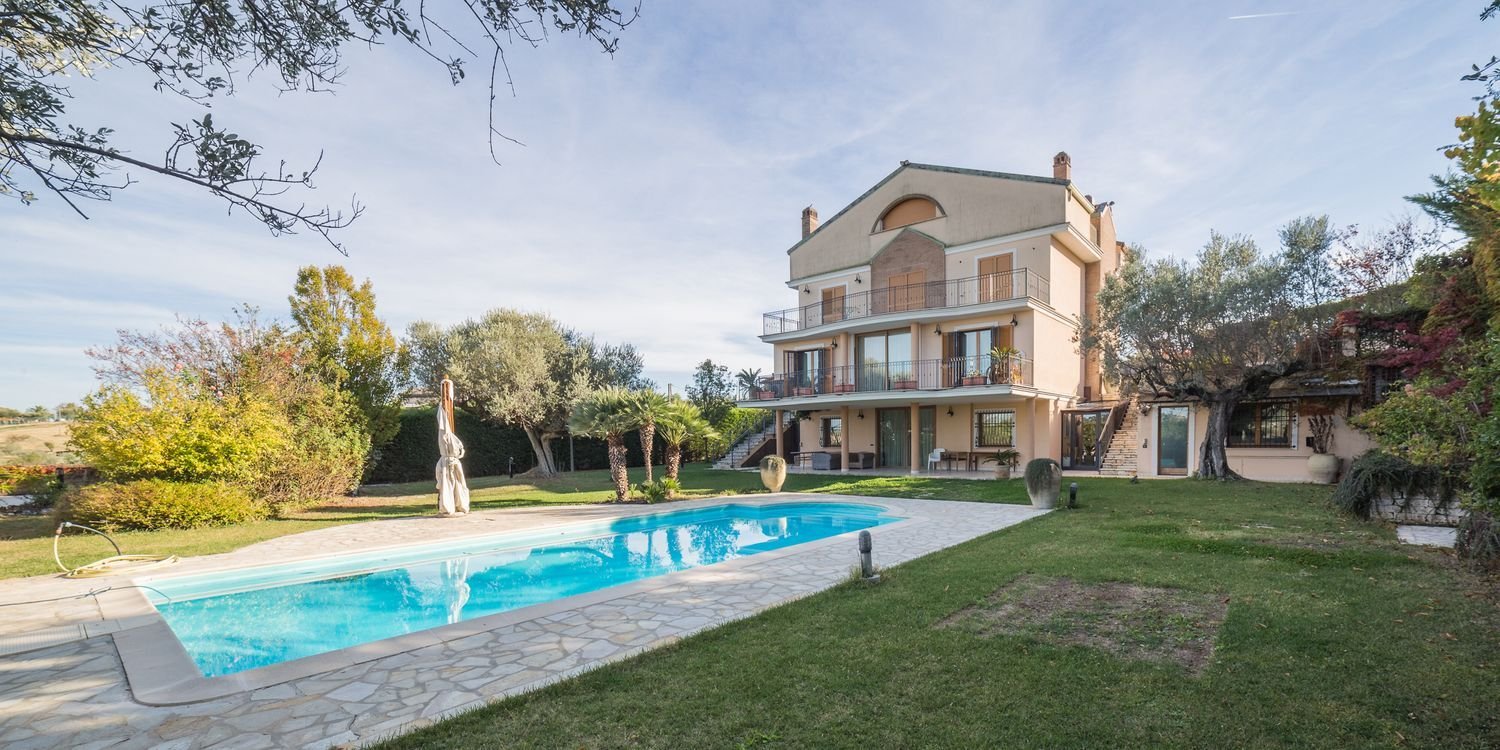 22 rooms Villa in Spoltore, Italy No. 70189