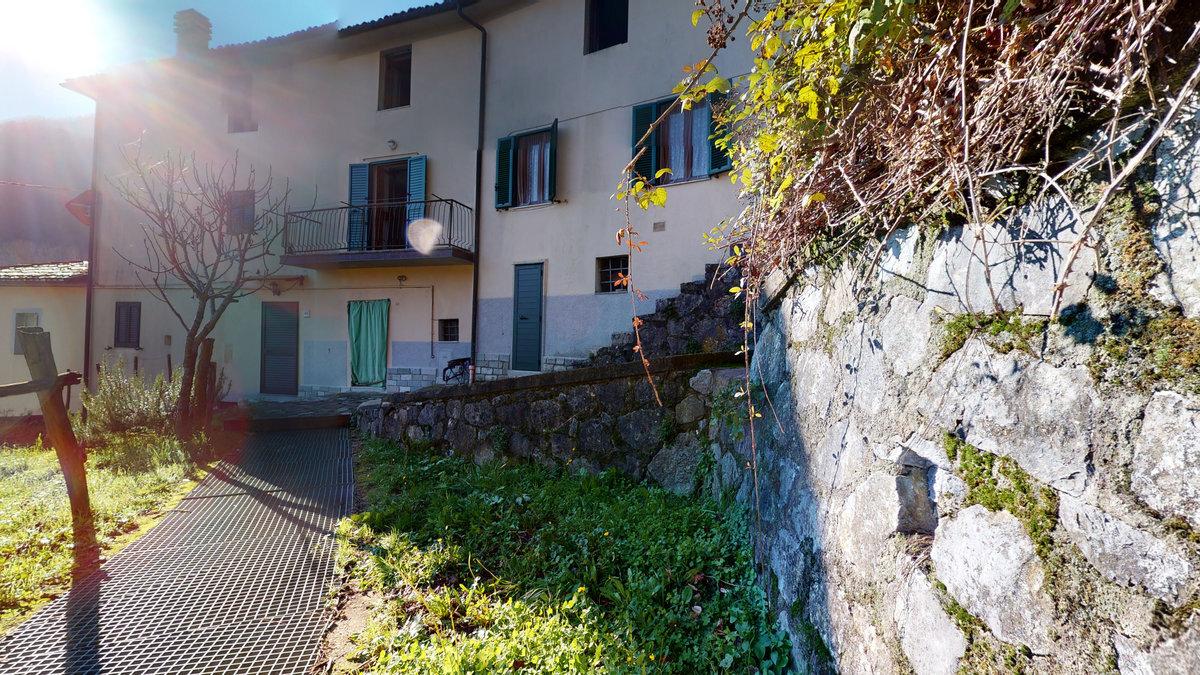 2 bedrooms Apartment in Gallicano, Italy No. 235279