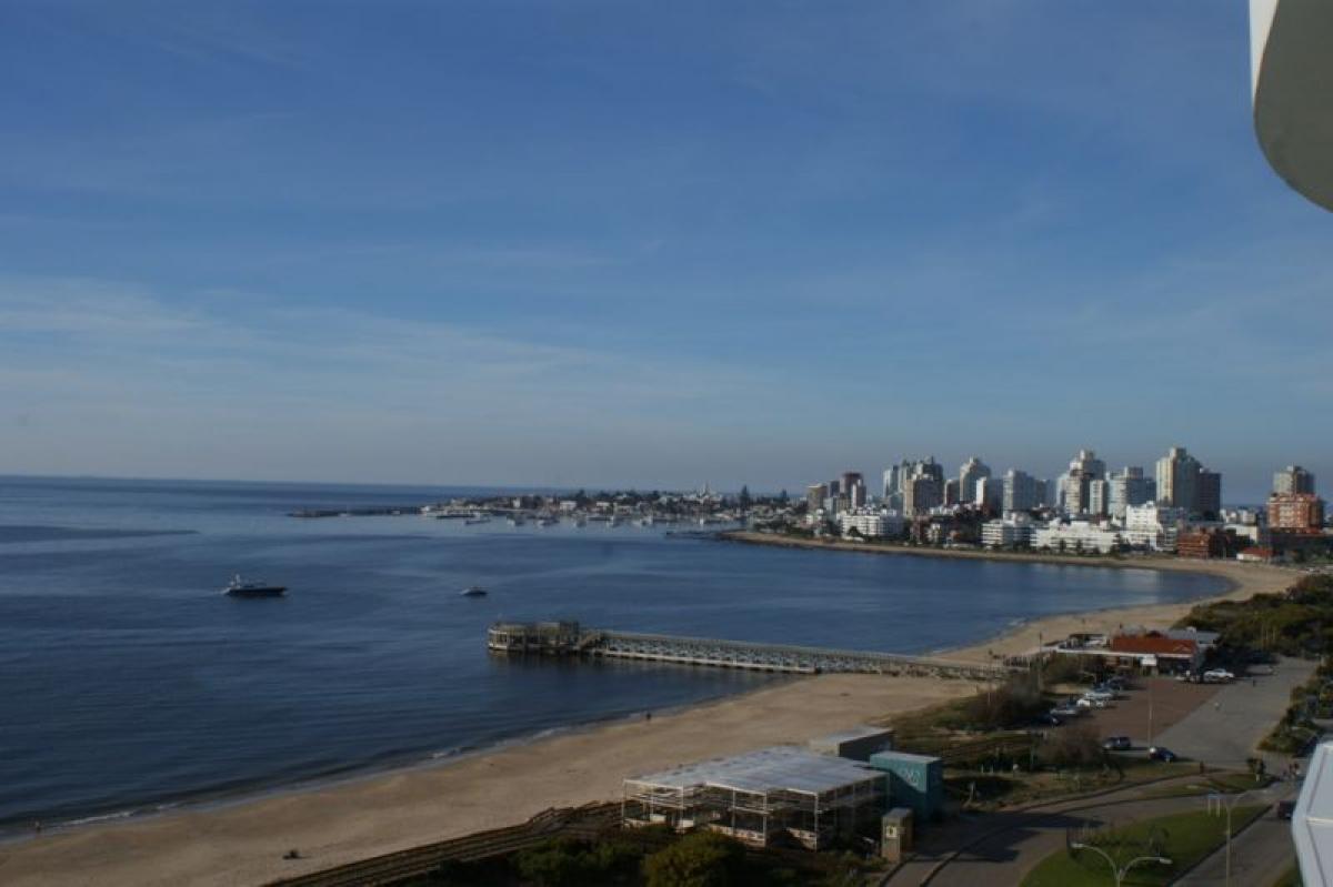 Apartamento de 3 dormitorios en Maldonado, Uruguay No. 1880