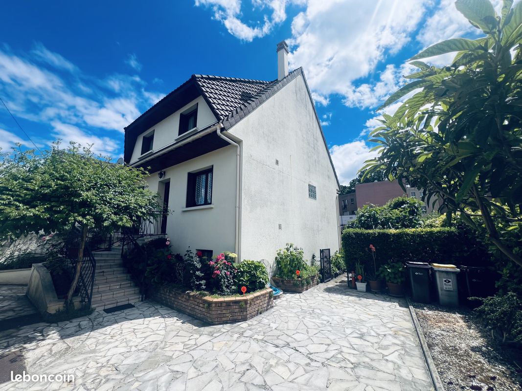 Casa de 4 dormitorios en Bobigny, France No. 178172