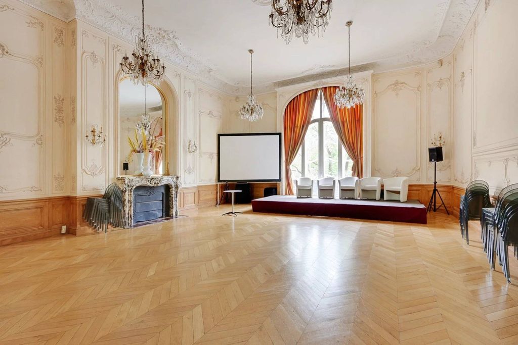 4 bedrooms Apartment in Paris, France No. 177545