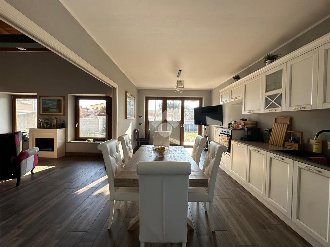 Villa de 4 habitaciónes en San Pietro Mosezzo, Italy No. 149406