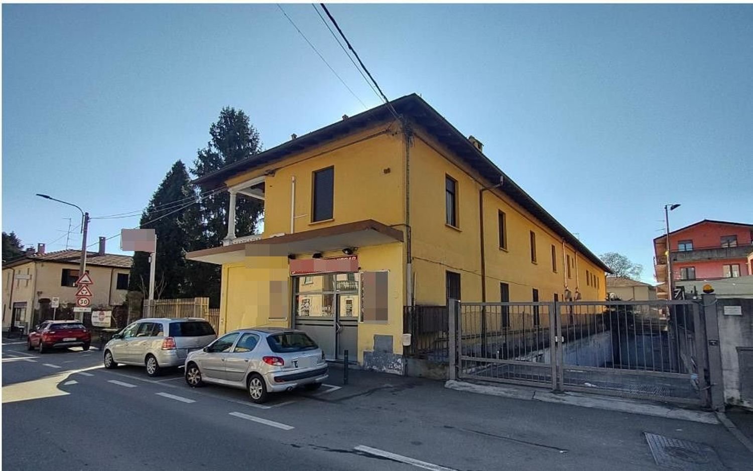 228m² Commercial property in Somma Lombardo, Italy No. 308146