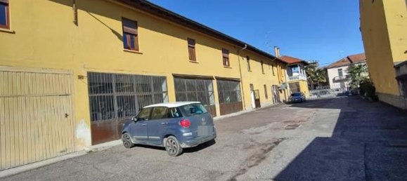 228m² Commercial property in Somma Lombardo, Italy No. 308146 10