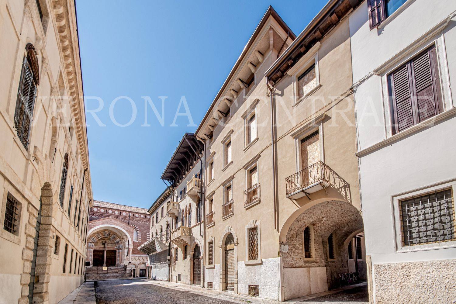 1000m² Building in Verona, Italy No. 290943