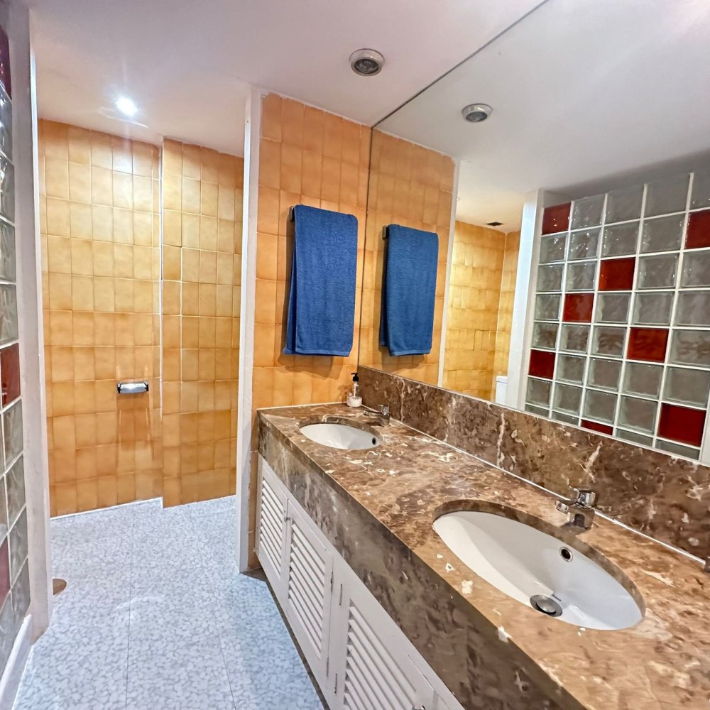 Apartamento de 2 dormitorios en Marbella, Spain No. 21994