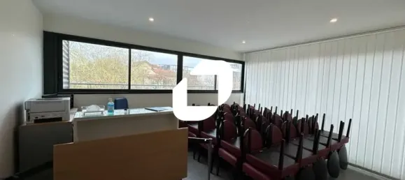 60m² Office in Orgeval, France No. 302376 3
