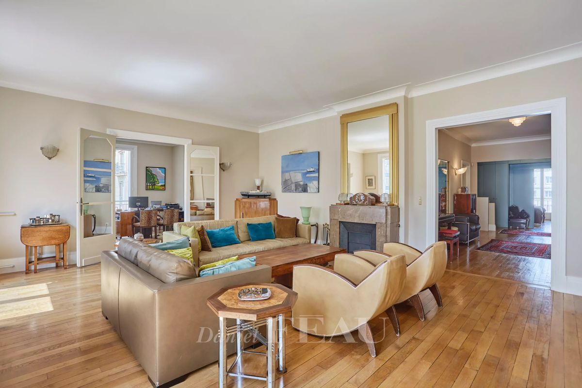 3 bedrooms Apartment in Paris, France No. 178950