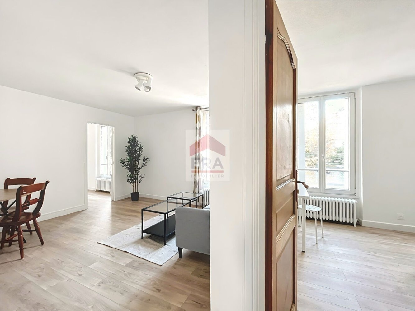 4-salle Appartement à Suresnes, France No. 139865