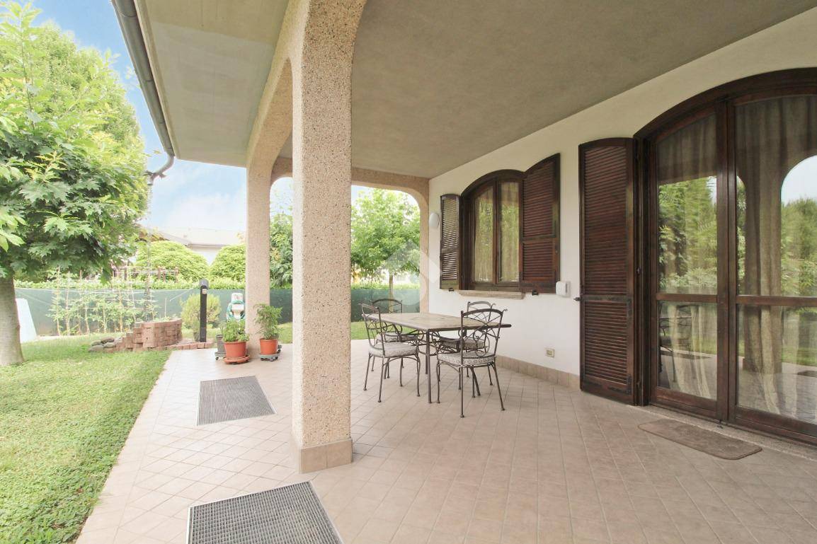 5 bedrooms Villa in Cassano d'Adda, Italy No. 150404