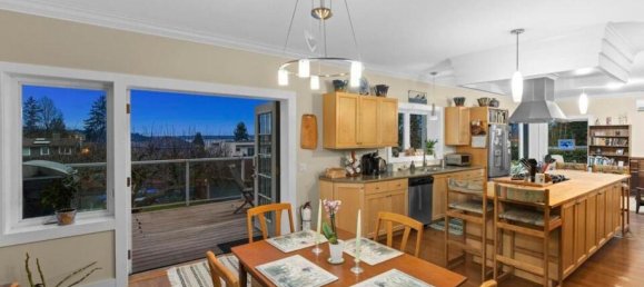 5 bedrooms House in British Columbia, Canada No. 1088 11