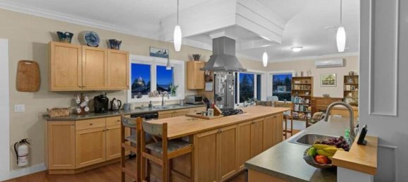 5 bedrooms House in British Columbia, Canada No. 1088 12