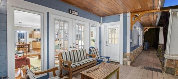 5 bedrooms House in British Columbia, Canada No. 1088 4