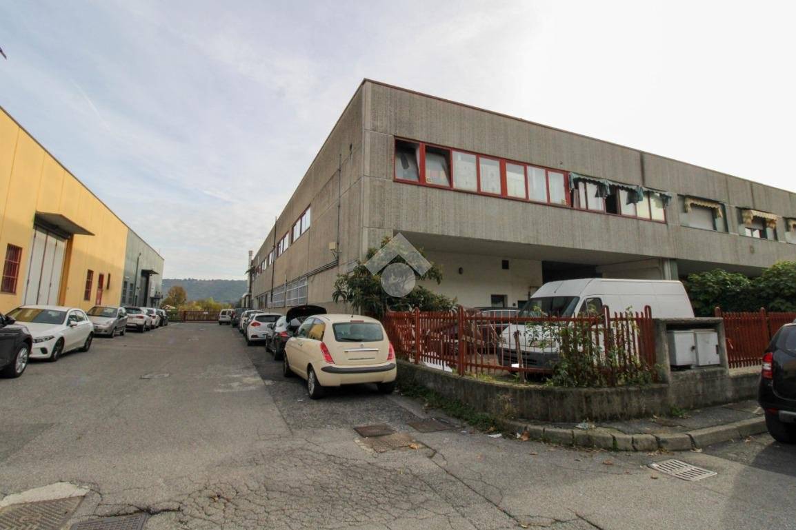 Almacén de 4 habitaciónes en Gussago, Italy No. 122298