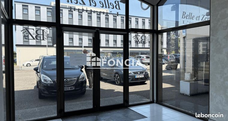 90m² Office in Montauban, France No. 301636