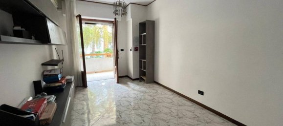 4-salle Appartement à San Nicola la Strada, Italy No. 21108 8