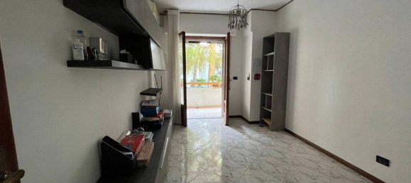 4-salle Appartement à San Nicola la Strada, Italy No. 21108 10