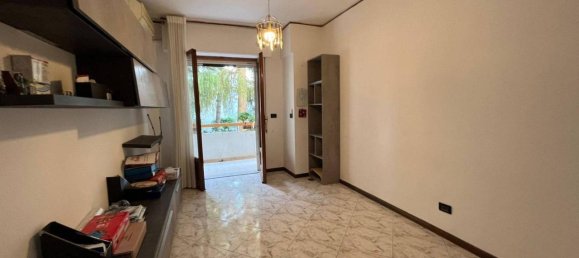 4-salle Appartement à San Nicola la Strada, Italy No. 21108 9