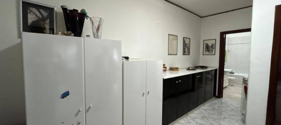 4-salle Appartement à San Nicola la Strada, Italy No. 21108 3