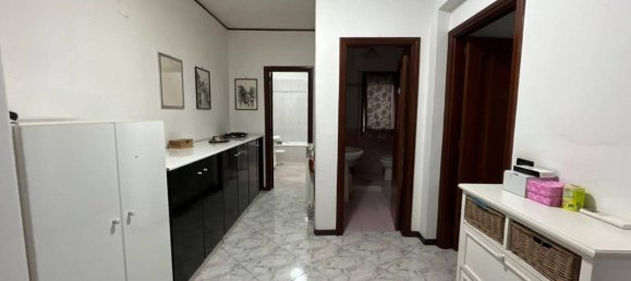 4-salle Appartement à San Nicola la Strada, Italy No. 21108 14