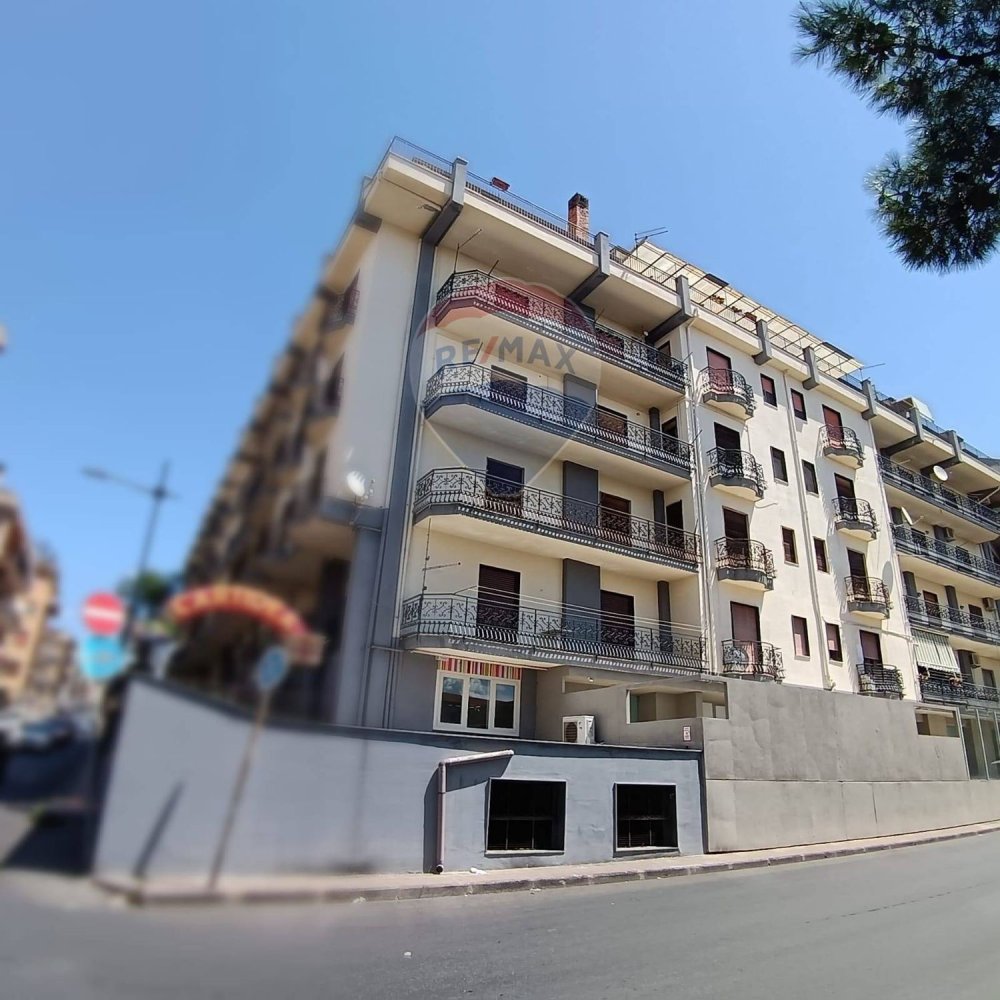 Apartamento de 4 habitaciónes en Adrano, Italy No. 298047