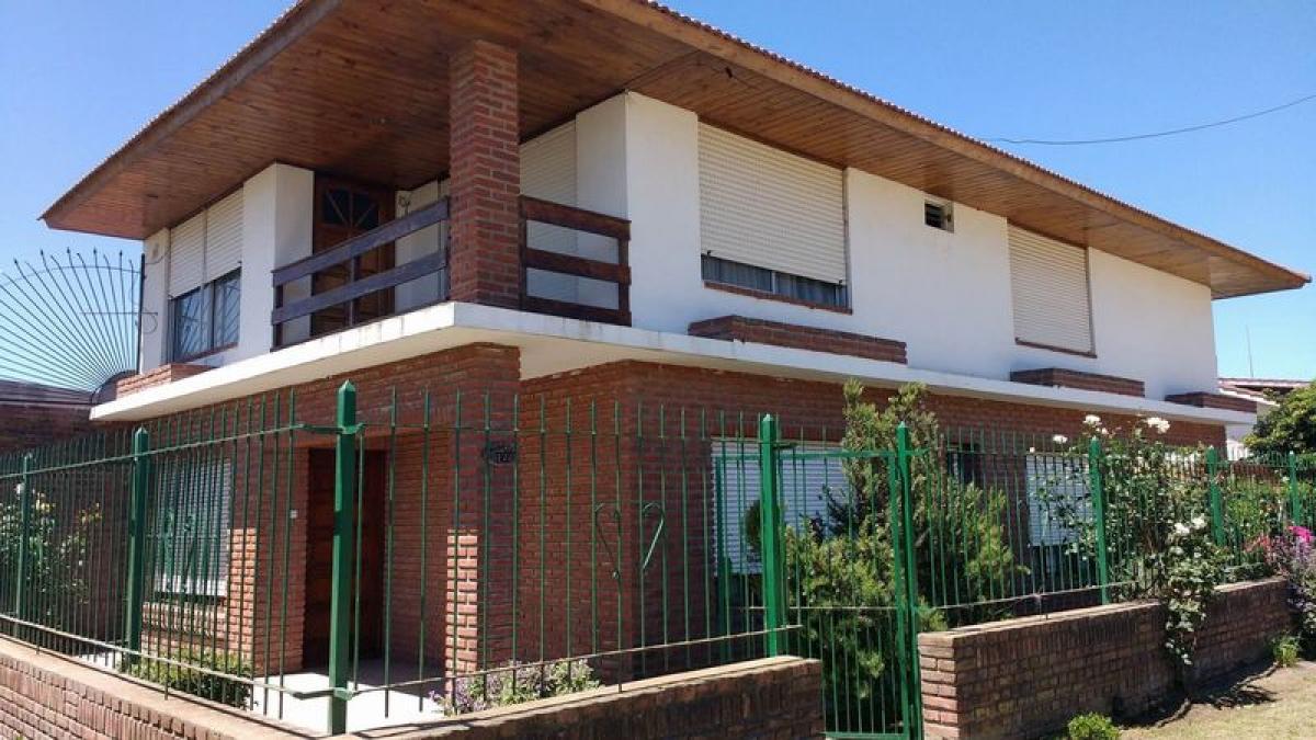 5 bedrooms House in Mar del Plata, Argentina No. 83110