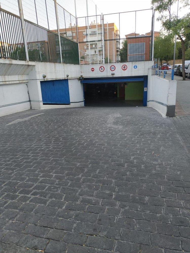  Garage in Madrid, Spain No. 189030