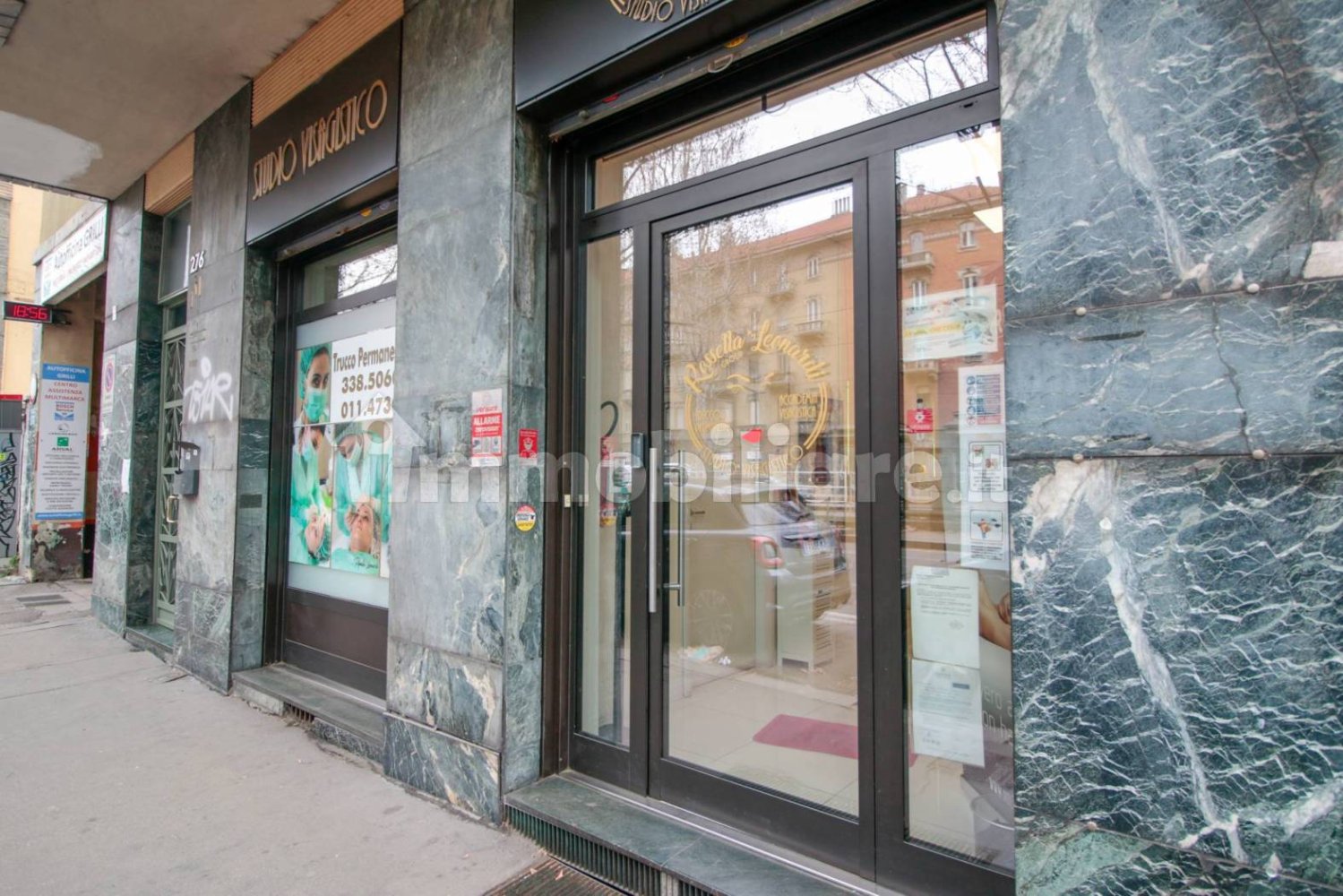 4 rooms Commercial property in Turin, Italy No. 81443