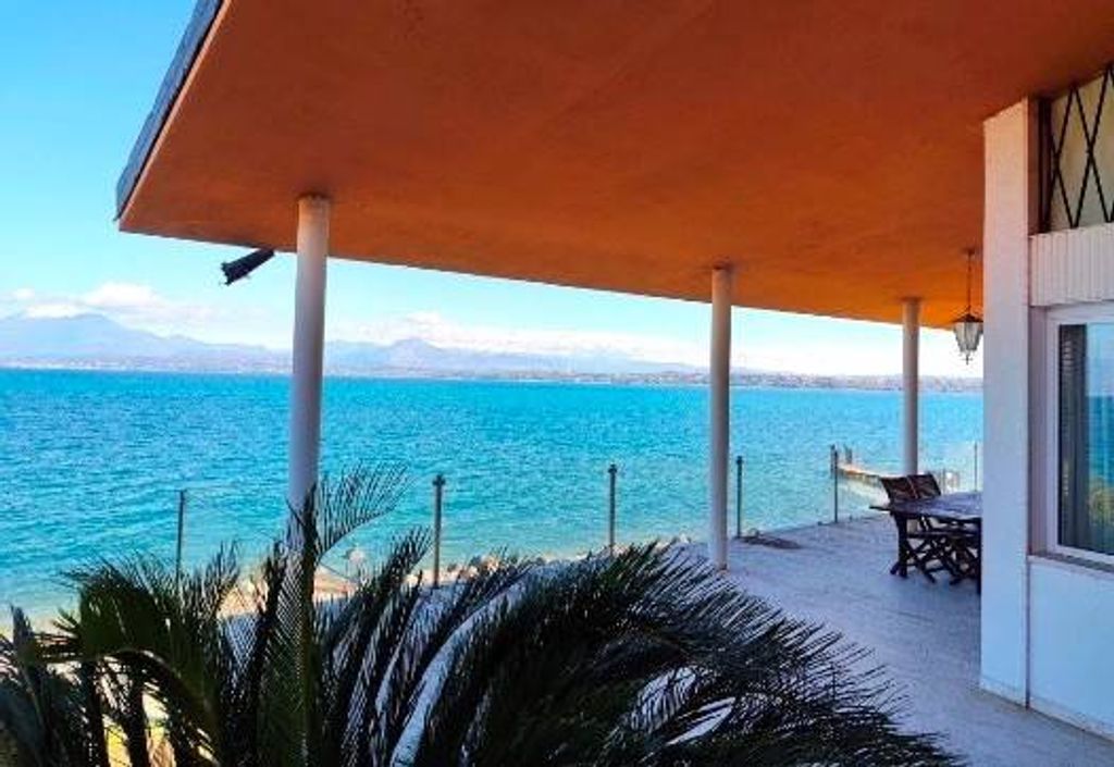 Villa de 3 dormitorios en Peschiera del Garda, Italy No. 283763