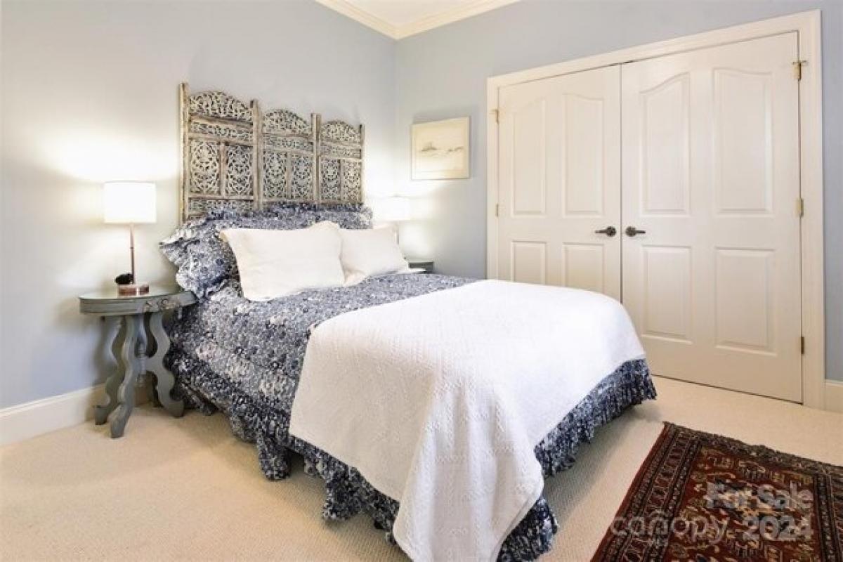 3 bedrooms House in Norwood, USA No. 252495