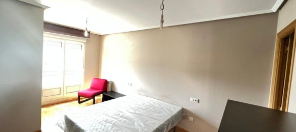 Apartamento de 3 dormitorios en León, Spain No. 74742 5
