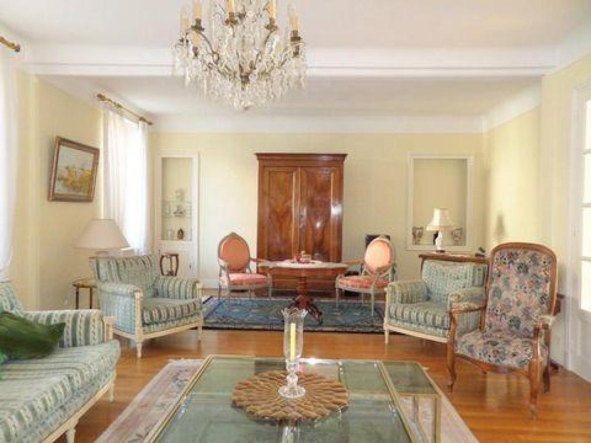 6 bedrooms Condo in Dijon, France No. 8401