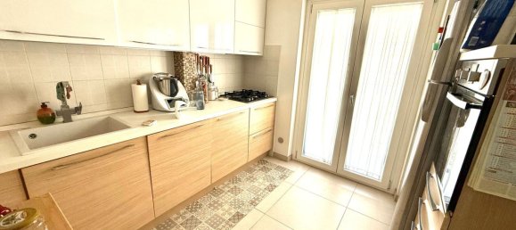 3 bedrooms Apartment in Bari, Italy No. 376014 4