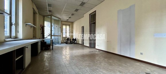 1 room Commercial property in Como, Italy No. 9308 3