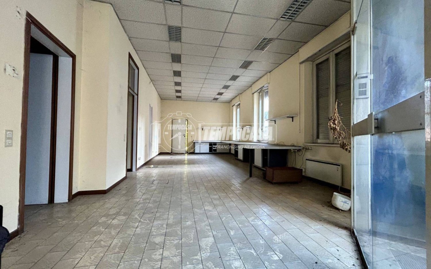 1 room Commercial property in Como, Italy No. 9308