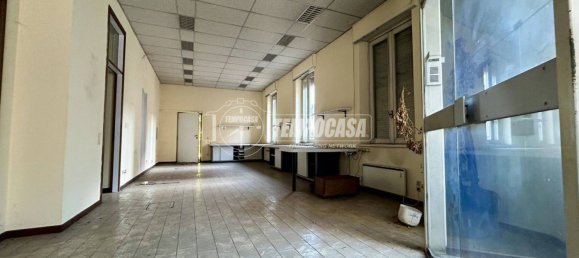 1 room Commercial property in Como, Italy No. 9308 4