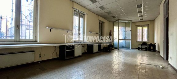 1 room Commercial property in Como, Italy No. 9308 2