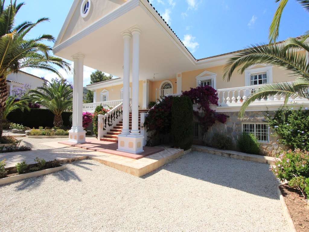 Вилла с 4 спальнями в Л'Альфас дель Пи, Испания № 4309