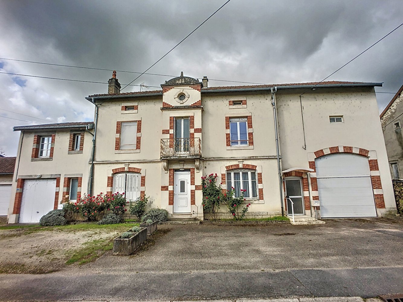 6 bedrooms Building in Lacroix-sur-Meuse, France No. 86352
