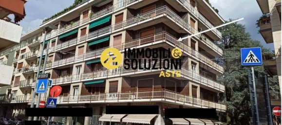 4 rooms Apartment in Varese, Italy No. 5458 7