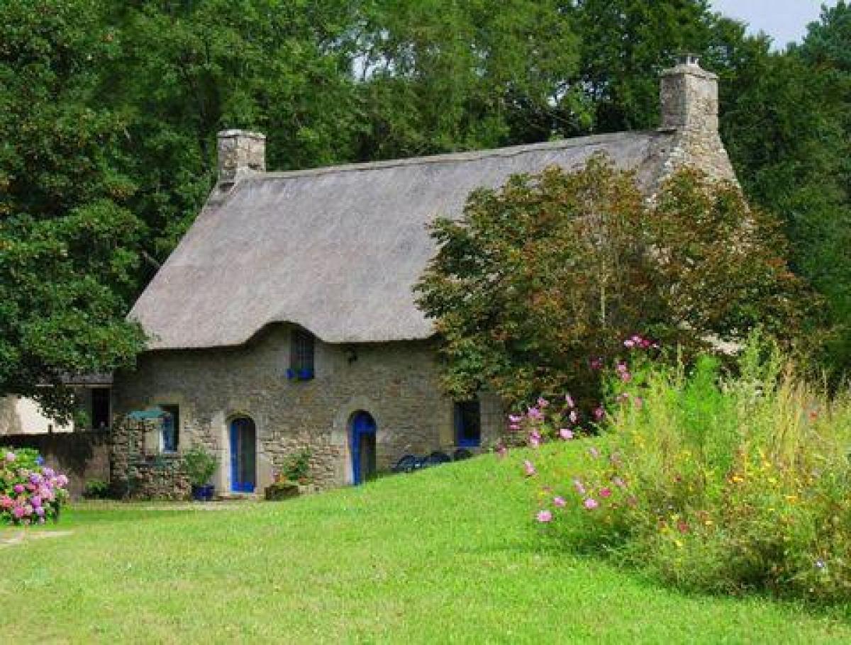 300m² Office in Auray, France No. 18424