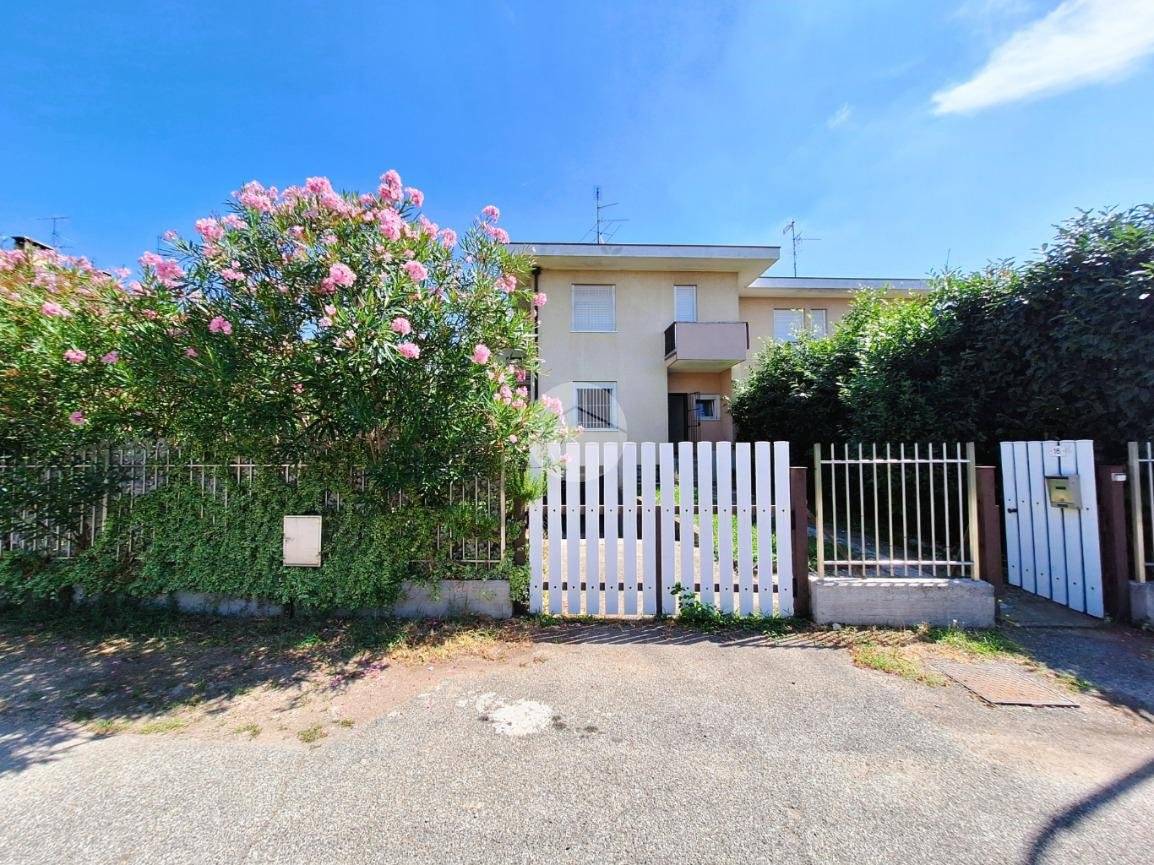 3 Schlafzimmer Villa in Inveruno, Italy, Nr. 273602